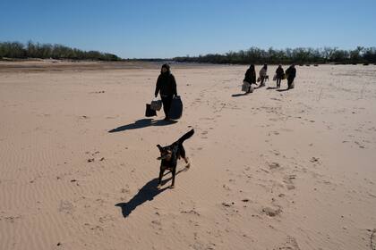 En el pueblo pesquero de la isla Espinillo, la sequía convirtió al río Paraná en un banco de arena