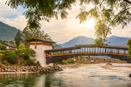 En el puesto 10, el puente de madera en Punakha Dzong y el río Mo Chhu en Bután