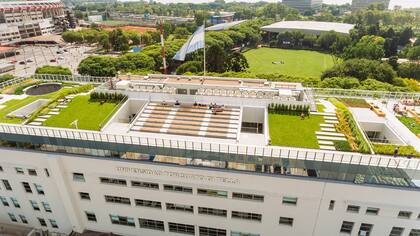 En el quinto nivel del Edificio Alcorta, una terraza verde incorpora un anfiteatro al aire libre y un mirador.