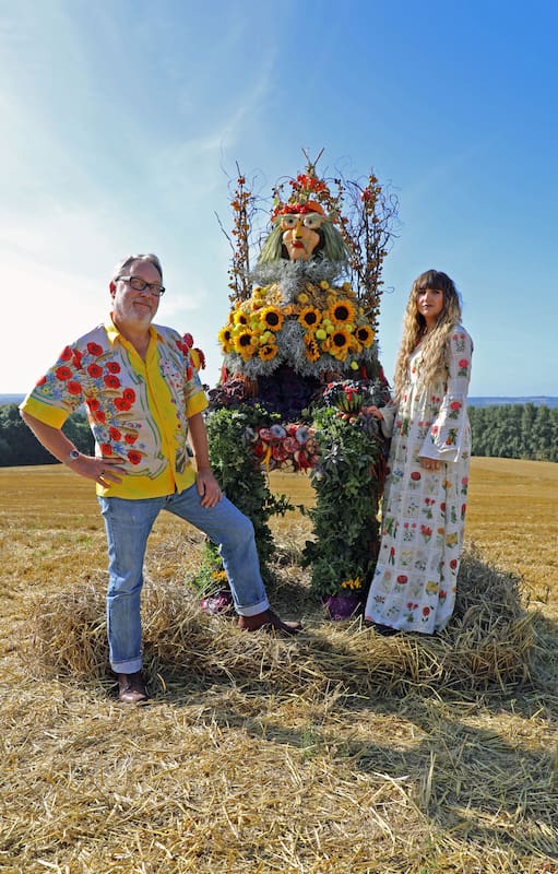 En el reality La gran batalla floral, parejas de artistas, paisajistas o jardineros compiten por la creación del mejor arreglo de flores.