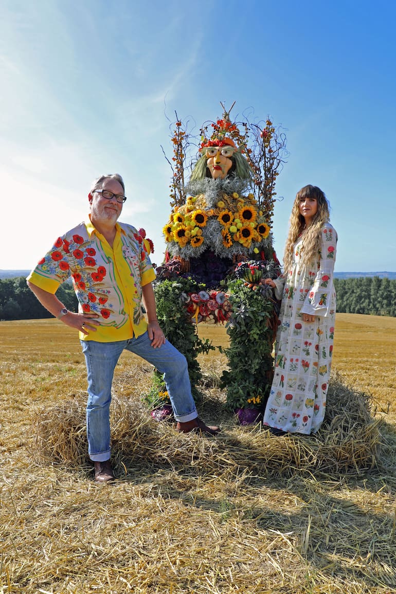 En el reality La gran batalla floral, parejas de artistas, paisajistas o jardineros compiten por la creación del mejor arreglo de flores.