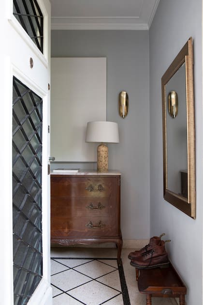 En el recibidor, cómoda heredada de la abuela de Javier y apliques de pared (H&M Home).