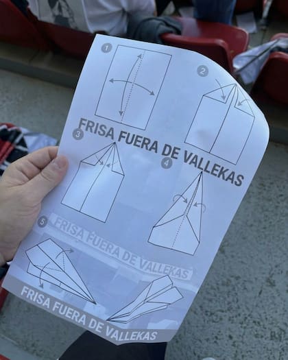 En el reclamo al presidente, los hinchas de Rayo Vallecano repartieron instructivos de cómo armar los avioncitos de papel para lanzarlos al campo de juego