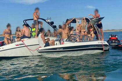 En el reconocido dique El Carrizal, un grupo de jóvenes realizó un evento sobre lanchas, sin barbijos ni distanciamiento social. Hubo música y alcohol, bajo el sol.