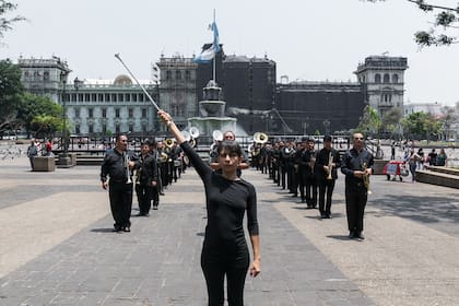 En el registro de la performance "El gran retorno" (2019), los músicos militares visten de negro y siguen el bastón de mando de Galindo