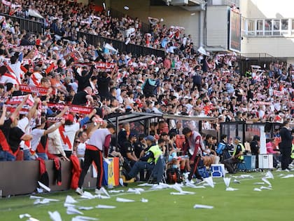 En el regreso a casa de Rayo Vallecano, los hinchas expresaron su furia arrojando aviones de papel en señal de protesta en forma repetida y el partido no pudo continuar