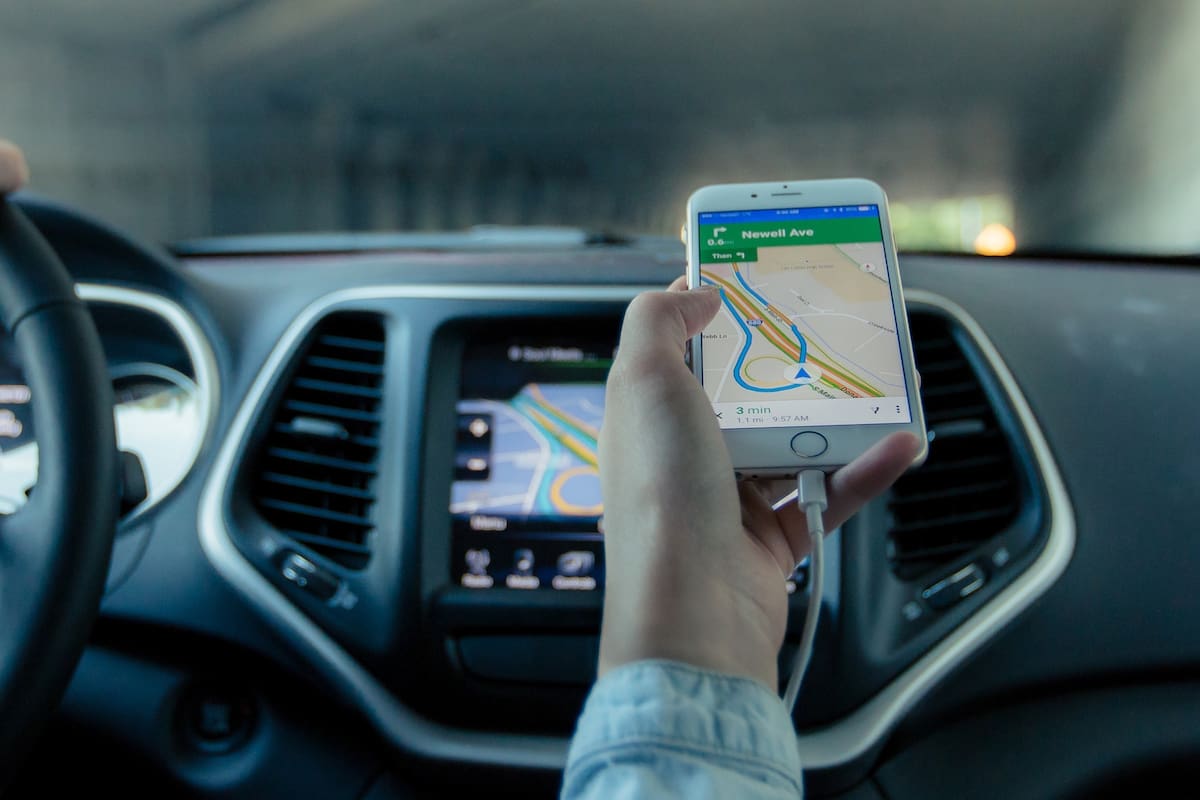 En el Reino Unido el examen de conducir ahora incluye saber manejar el GPS del auto