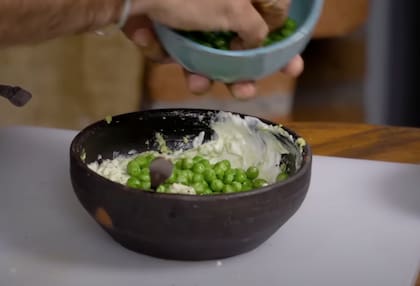 En el relleno de la arepa de la reina pepiada se utilizan arvejas