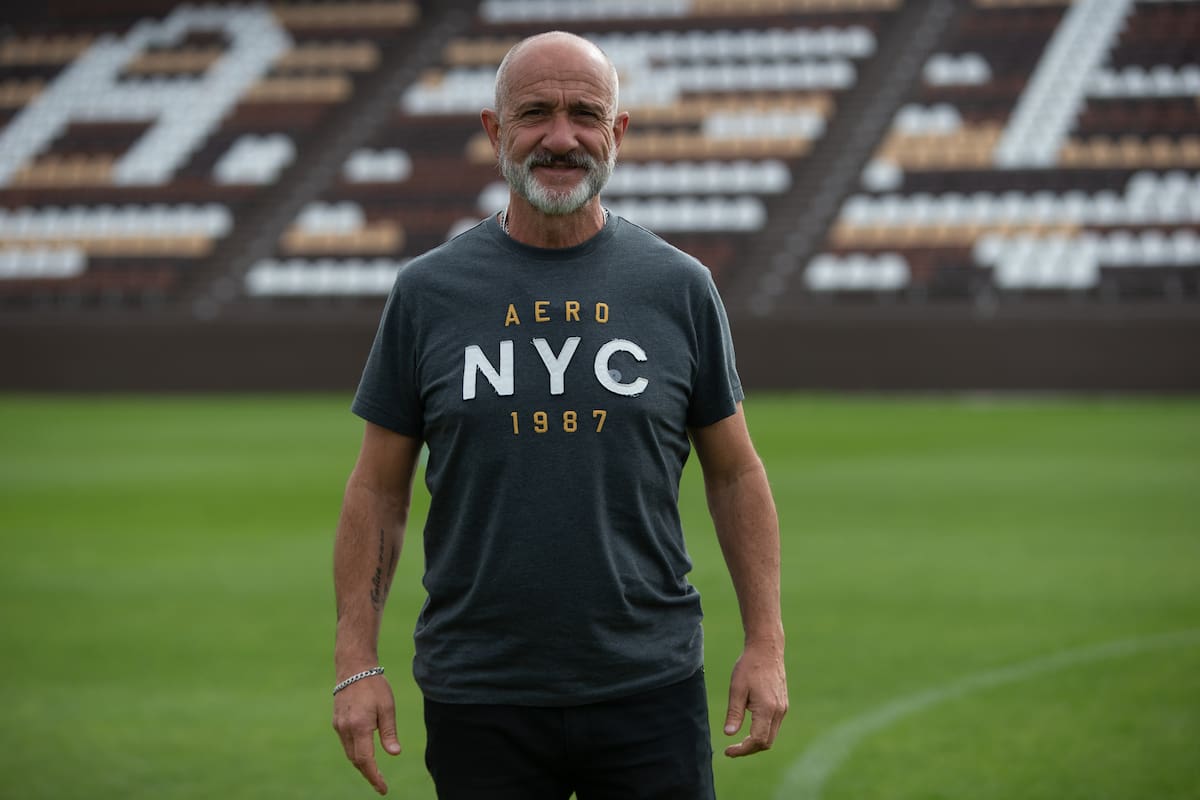 En el remodelado estadio de Platense, con las nuevas plateas de fondo; Juan Amador Sánchez lleva cinco años y dos ascensos como manager.