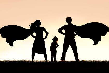 En el reparenting el adulto actúa como la figura paterna que no estuvo emocionalmente disponible en su infancia