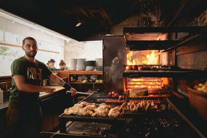 En el restaurante de carnes Corte Comedor, donde la carne se asa al estilo uruguayo, el bistec, el chorizo y el flan se encuentran entre los elementos del menú