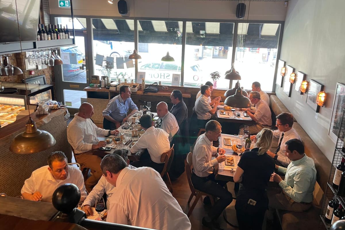 En el restaurante, en Londres, comen menos bifes -que cuestan 30 libras- y optan por hamburguesas (15 libras) o milanesas (18 libras).