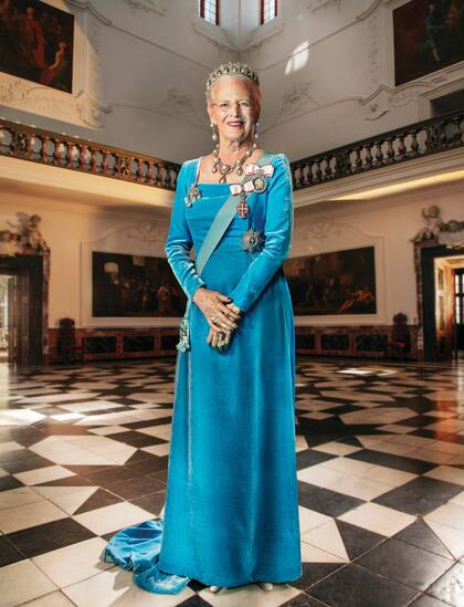 En el retrato oficial difundido por su Jubileo de Oro, la soberana lució la Pearl Poire, la tiara que la acompaña desde su primer posado: tiene dieciocho perlas en forma de pera que cuelgan de diferentes arcos repletos de diamantes.