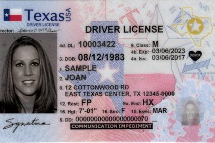 En el reverso de la licencia de conducir en Texas está el número de asistencia vial del DPS