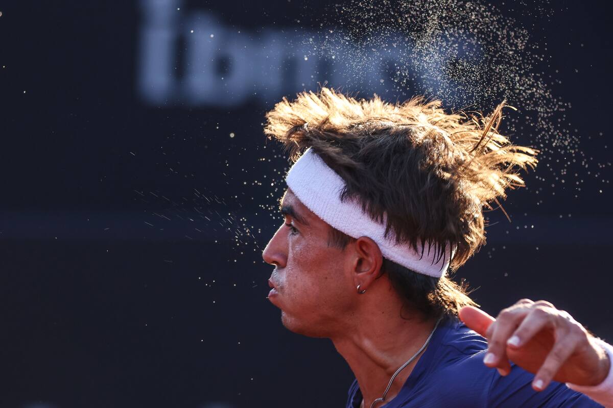 En el Río Open y bajo una temperatura muy alta, Francisco Comesaña venció al chileno Nicolás Jarry y avanzó por primera vez a los cuartos de final de un ATP