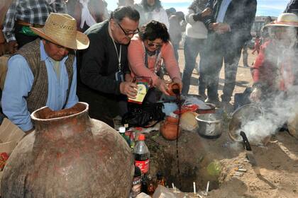 En el ritual se realizan una serie de ofrendas para festejar la naturaleza protectora y fecunda de la tierra. Fuente: Archivo