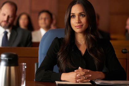 En el rol de Rachel Zane, una prestigiosa abogada de la serie "Suits". Meghan interpretó este papel durante siete temporadas, desde su inicio en 2011 hasta 2018.