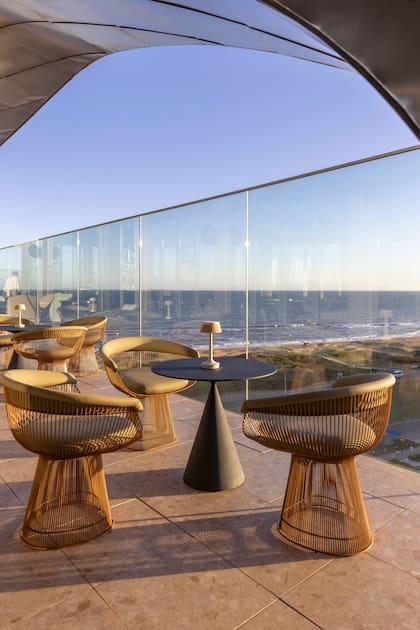 En el rooftop ofrecen sushi Omakase con vista al mar.