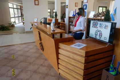 En el salon de ingreso del Hotel Blumig, la señalización correspondiente al protocolo exigido para el funcionamiento del hotel en temporada durante la crisis originada por el coronavirus (COVID-19), Villa General Belgrano, el 5 de noviembre de 2020.