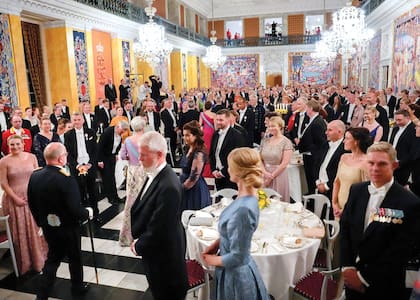 En el Salón de los Caballeros –que luego se convirtió en pista de baile– los invitados se pusieron de pie cuando ingresaron los príncipes herederos.
