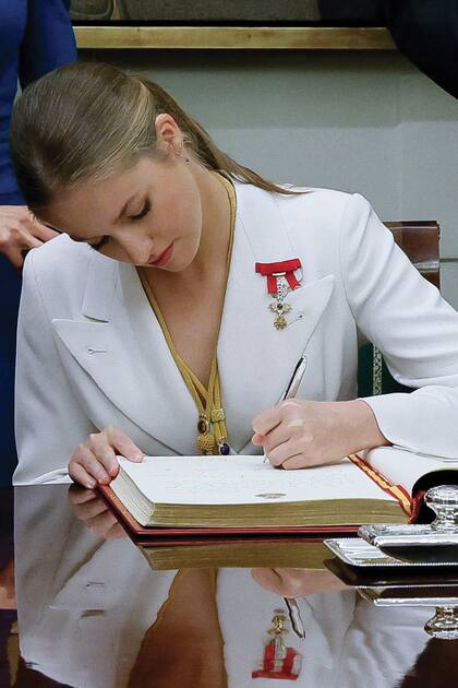 En el salón de Ministros, firmó el Libro de Honor.