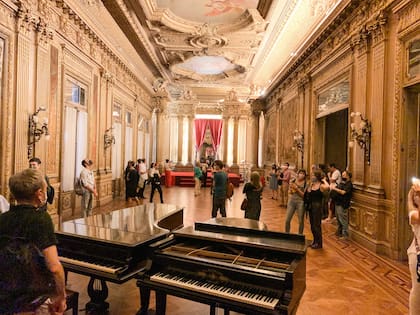 En el salón dorado se lucen dos pianos