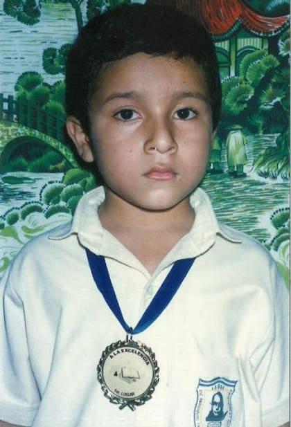 En El Salvador, Javier era muy buen estudiante y ganó un concurso de caligrafía a nivel nacional
