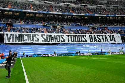 En el Santiago Bernabéu de Real Madrid se desplegó una bandera con la frase "Vinicius somos todos, basta ya" en relación a lo que sufre el futbolista con insultos en su contra