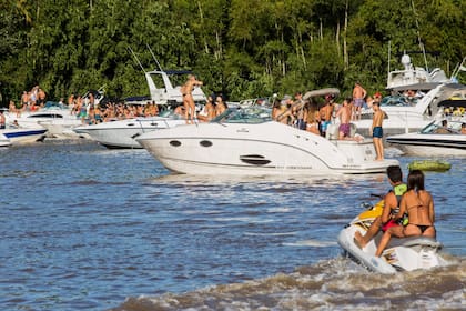 En el Sector 7, los diques de un frustrado emprendimiento inmobiliario de islas privadas, se realizan las fiestas a bordo de yates y lanchas