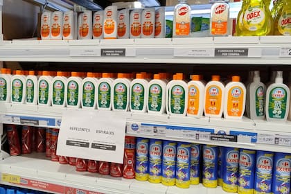 En el sector aseguran que ya empezaron las compras de stockeo que realizan los consumidores, preparándose a un verano con mosquitos y dengue