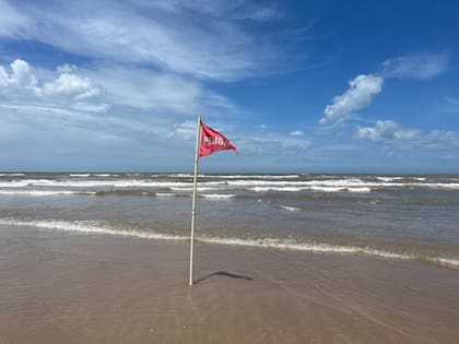 En el sector donde ingresaron al mar, hay una bandera que indica peligro