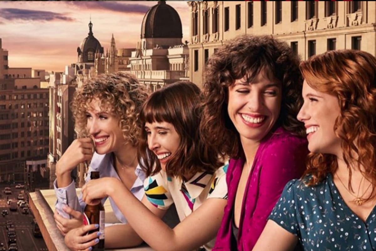 En el segundo capítulo de la serie, Elisabet Benavent, la exitosa escritora de la saga de Valeria y de otras novelas románticas, hace un breve cameo a modo de marca de autor