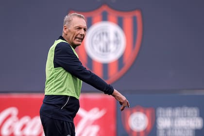 En el segundo ciclo en el club, Russo dirigió en nueve partidos; el entrenador se ofreció como garante del acuerdo, pero se alejará si la deuda para con sus dirigidos no es saldada.