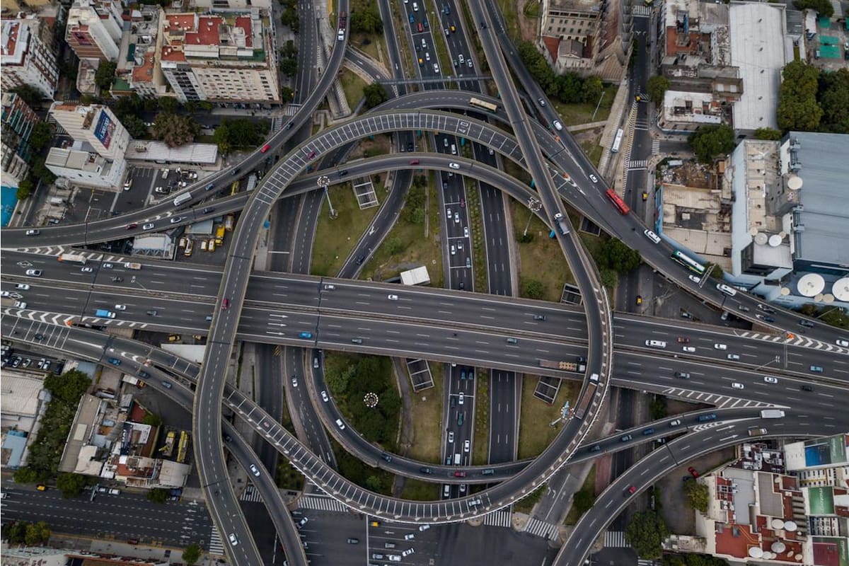 En el segundo día de restricciones por el coronavirus, la ciudad muestra mucho menos movimiento que lo habitual