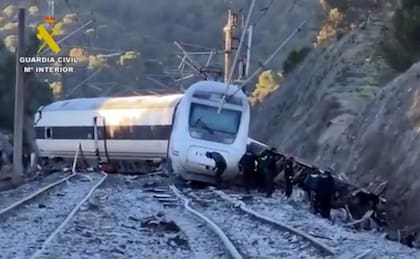 En el segundo llamado realizado por el maquinista, informa el descarrilamiento y avisa que puede haber heridos en la formación (Foto: Handout / Guardia Civil / AFP)