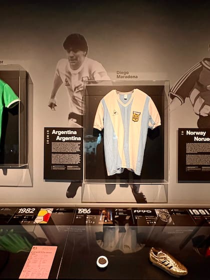 En el segundo piso, la muestra recorre los campeones del mundo desde 1930 y destaca una camiseta usada por Maradona en el 86