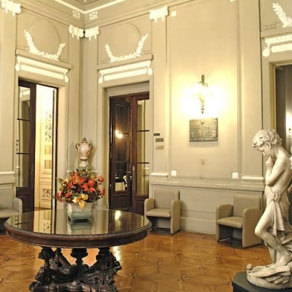 En el segundo piso se encuentra la estatua de un ángel con referencias y simbología masónica