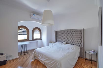 En el segundo piso se encuentran tres habitaciones (incluyendo la principal con vestidor y un baño