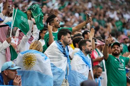 En el segundo tiempo los sauditas dominaron las tribunas, más que nada tras los cinco minutos en que convirtieron dos goles y pasaron a derrotar a la Argentina