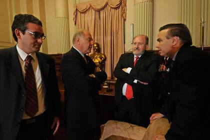 En el Senado también hubo un fuerte debate por el presupuesto y los superpoderes; los senadores Calcagno, Verna y Pichetto, tras la reunión