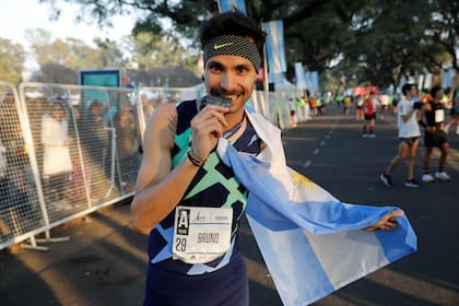 En el sexto lugar del podio masculino ingresó el argentino Federico Bruno (1h.02m.10s.)
