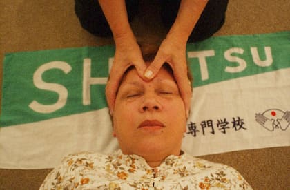 En el shiatsu, la presión de los dedos se aplica en puntos específicos