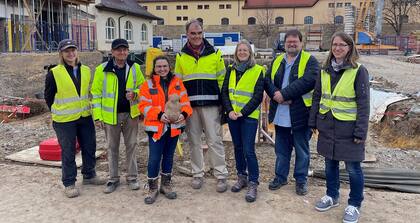 En el sitio de la excavación en Bad Cannstatt: el equipo de excavación de ArchaeoBW (izquierda) y el equipo del Departamento Provincial de Arqueología Romana del Museo Estatal de Württemberg (derecha); en el centro, el equipo de la Oficina de Monumentos Estatales de la Región Regional de Stuttgart con el nuevo hallazgo