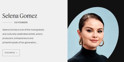 En el sitio web, Selena Gomez figura como cofundadora de Wondermind, mientras que su madre, Mandy Teefey, aparece como cofundadora y CEO. El nombre de Daniella Pierson ya no se menciona en la página
