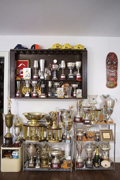 En el sótano de la casa de Cochito hay una sala de juegos con metegol, ping-pong y un rincón para los preciados trofeos de ambos ex pilotos.