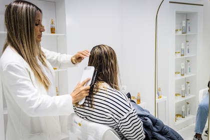 En el stand de Dove en Pinamar, los expertos comparten consejos y los beneficios de la línea Bond Intense Repair: reducción de puntas abiertas, control de frizz y brillo por días.