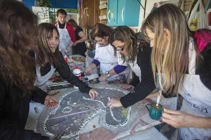En el taller Alikata, preparan un mural para concientizar sobre el embarazo