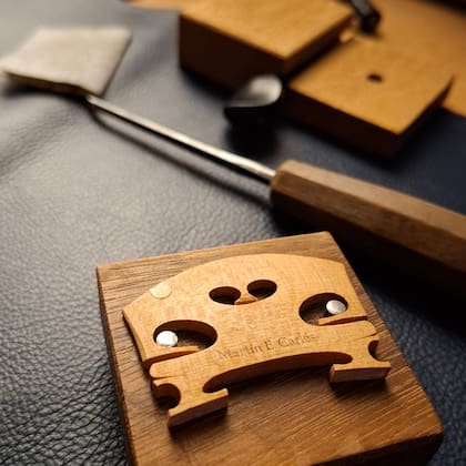 En el taller de Carlés, las jornadas transcurren entre tablas de abeto y arce, herramientas diminutas y piezas que se ensamblan lentamente hasta formar un violín, una viola o un violonchelo