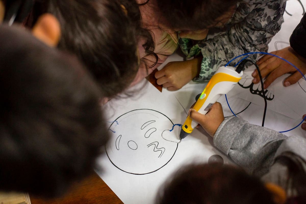 En el taller de juego de la villa Rodrigo Bueno, los chicos pudieron dibujar pequeñas formas con una lapicera que imprime 3D