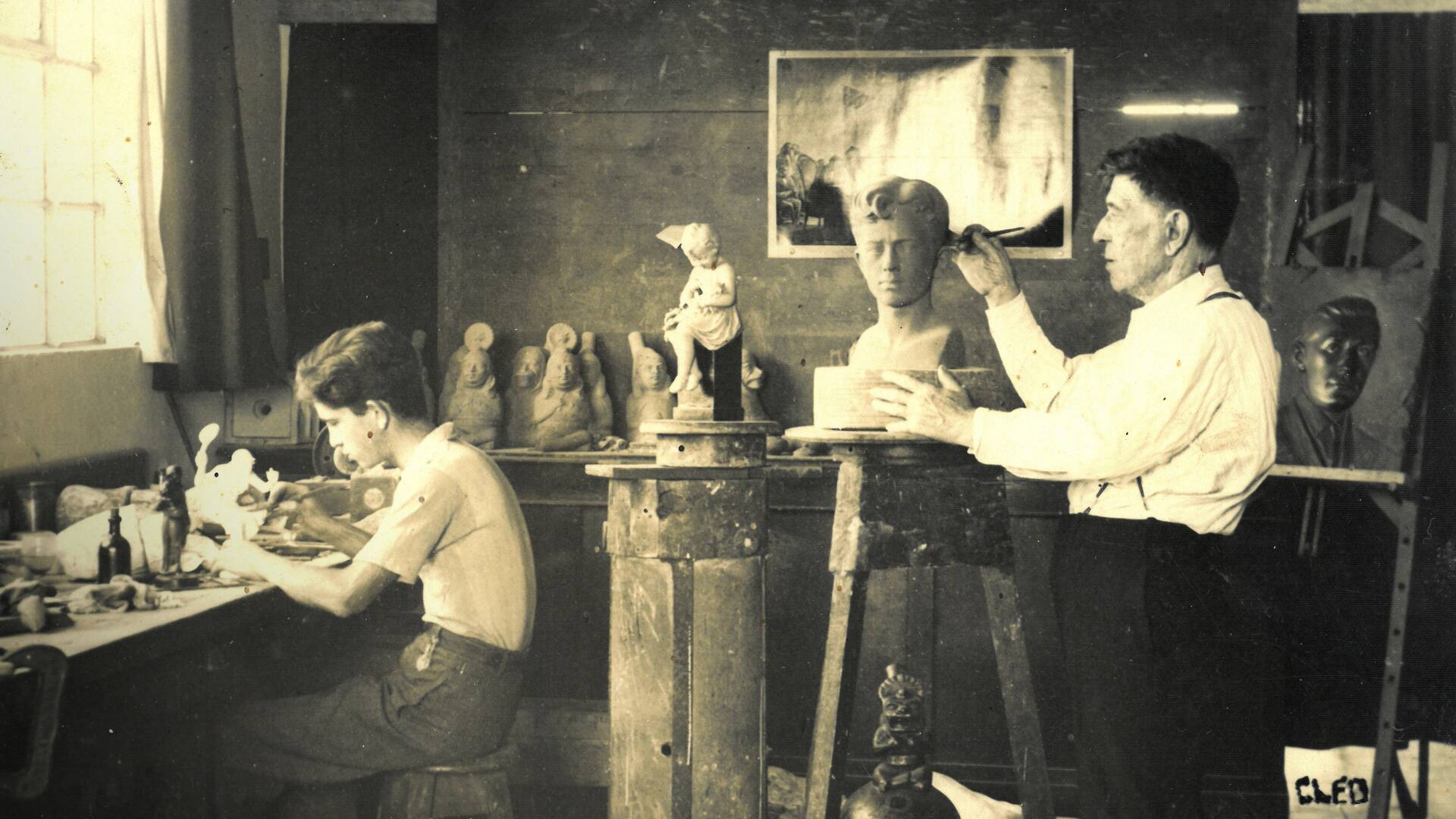 En el taller, Gabriel Dubois y su hijo Emilio.